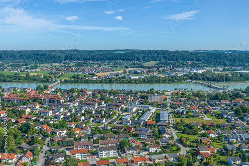 Neuötting im oberbayerischen Landkreis Altötting von oben, Blick über die Fischervorstadt zum Inn