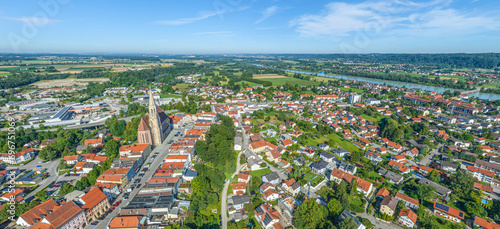Ausblick auf die Stadt Neuötting in der Region Inn-Salzach in Oberbayern