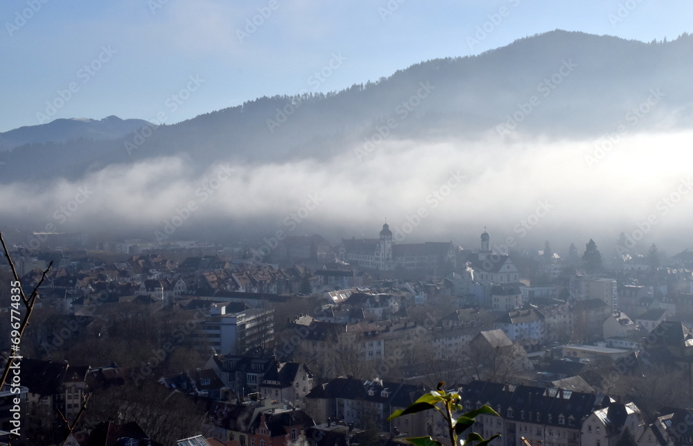 Obraz premium Der Osten von Freiburg im Nebel
