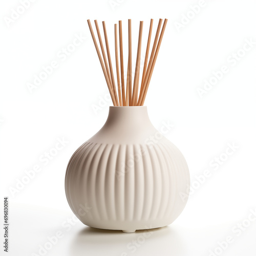 흰 병에 디퓨저 스틱이 꽂혀있는 사진