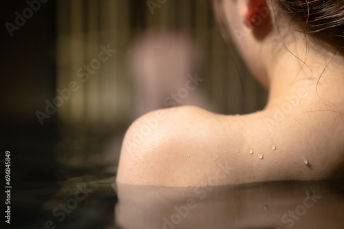露天風呂に入る女性 photo