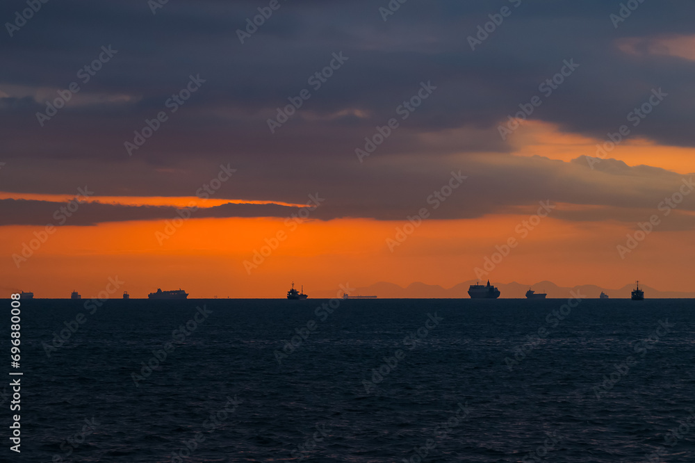 朝焼けの海の船たちのシルエット20150104