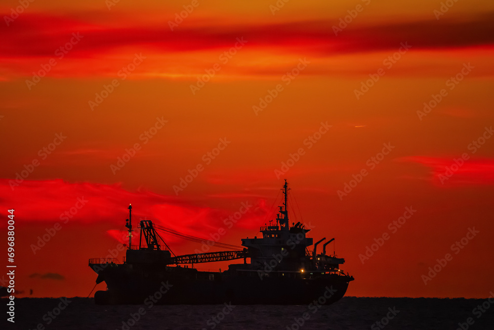 朝焼けを背景にしたクレーン船のシルエット20231013