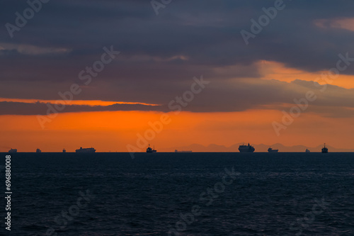 朝焼けの海の船たちのシルエット20150104 © Kouzi.Uozumi