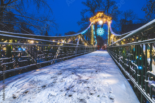 Most Groszowy w Opolu podczas zimy ze świątecznymi iluminacjami w nocy