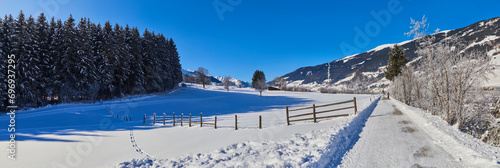 Schönes Winterpanorama mit einem Wanderweg, an der Salzach, bei Bramberg am Wildkogel, im Salzburger Land, Österreich. photo