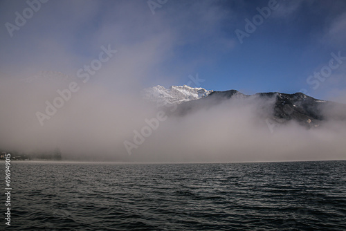Le Massif de la Tournette se devine à travers la brume hivernale du Lac d'Annecy, Haute-Savoie, France