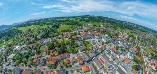 Die oberbayerische Gemeinde Prien am Chiemsee im Luftbild