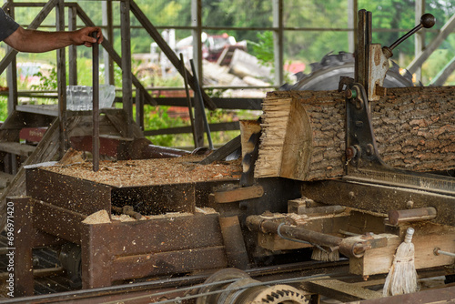 Obraz na płótnie Sawdust Flies at Steam Powered Sawmill Rips Through Log w salonie