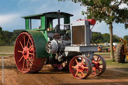 Obraz na płótnie Vintage Steam Threshing Machine Move Along Lane w salonie