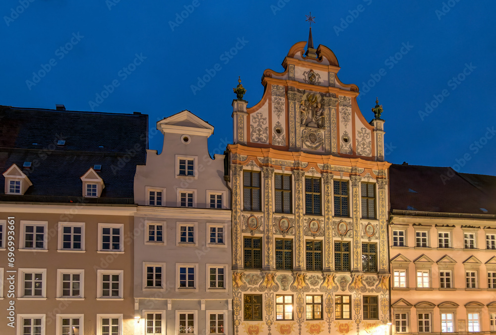 Historisches Rathaus am Abend in Landsberg am Lech, Bayern, Deutschland