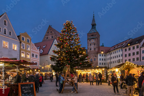 Weihnachtsmarkt am Abend am Hauptplatz in Landsberg am Lech, Bayern, Deutschland photo