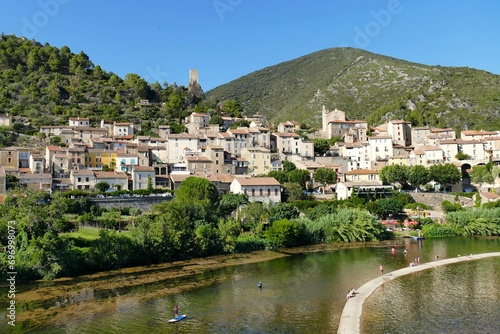 Le village de Roquebrun au bord de l’Orb