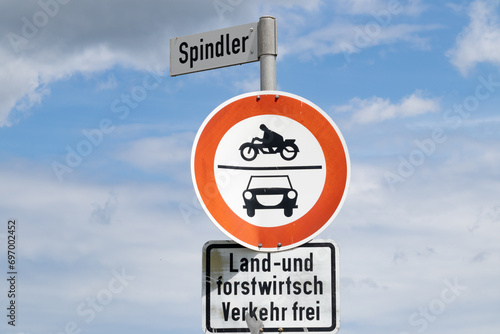 Verkehrszeichen verbieten die Durchfahrt für Motorräder und PKW ausgenommen Landwirtschaft und Forstwirtschaft