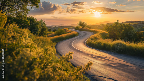 Uma estrada cheia de curvas avança até a luz solar. Uma metáfora sobre a vida. photo