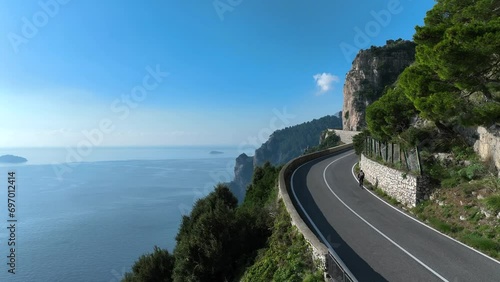 Strada Panoramica della Costiera Amalfitana.
Vista aerea delle auto che viaggiano tra le curve a strapiombo sul mare della costa. photo