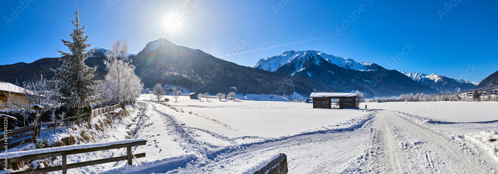 Schönes Winterpanorama mit einem Wanderweg, bei Bramberg am Wildkogel, im Salzburger Land, Österreich.