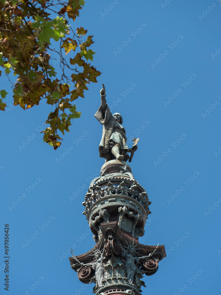 Columbus Statue vor blauem Himmel in Barcelona