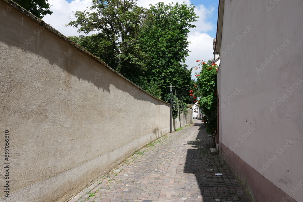 Gasse mit Mauer in Speyer