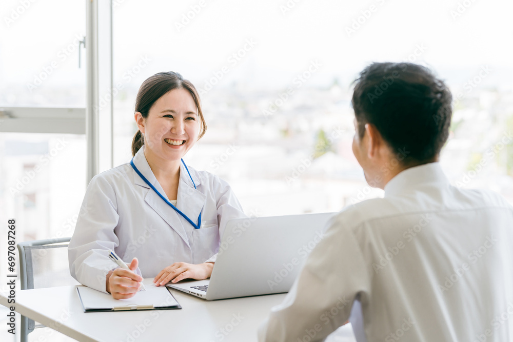 患者の話を聞く女性医師・医者(健康診断・人間ドック・診察・診断・検査)
患者の話を聞く女性医師・医者(健康診断・人間ドック・診察・診断・検査)