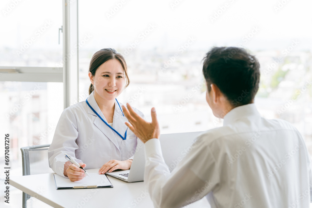 患者の話を聞く女性医師・医者(健康診断・人間ドック・診察・診断・検査)
患者の話を聞く女性医師・医者(健康診断・人間ドック・診察・診断・検査)
