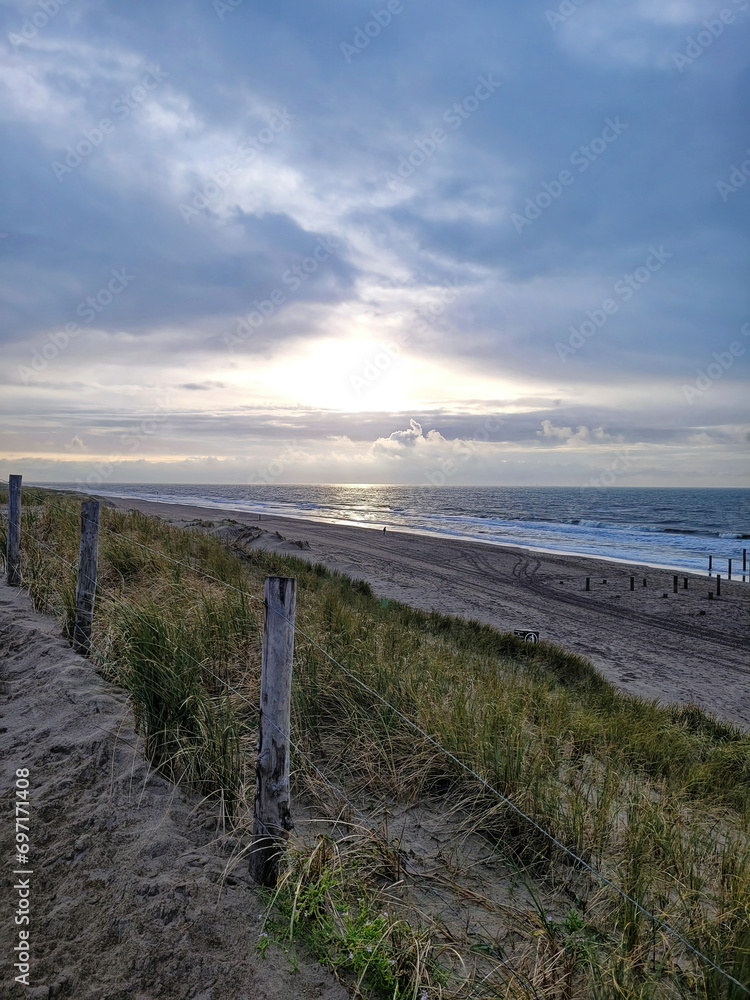 Zachód słońca nad morzem północnym w Holandii, ujęcie pionowe, 
