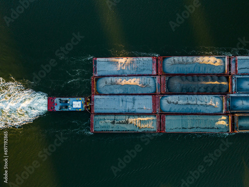 Barge pushing load © Ralph