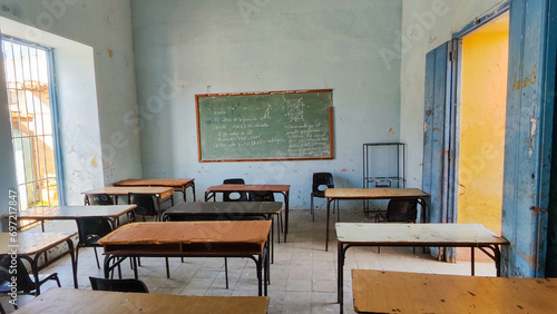 Billede på lærred View at an empty classroom on Trinidad, Cuba