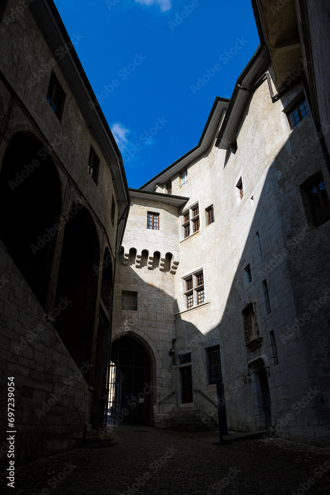 Passage de la porterie permettant l’accès au Château des Ducs de Savoie à Chambéry, habitant aujourd’hui le Préfecture de Savoie