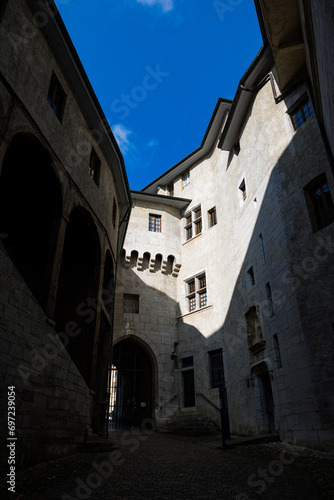 Fototapeta Naklejka Na Ścianę i Meble -  Passage de la porterie permettant l’accès au Château des Ducs de Savoie à Chambéry, habitant aujourd’hui le Préfecture de Savoie
