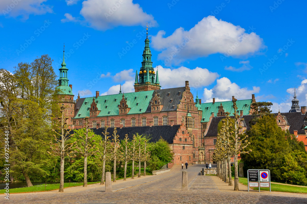 Obraz premium Denmark Frederiksborg Palace view of the castle on a sunny spring day