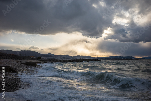 Winter Dusk: Turbulent Waves at Sunset 冬の海 荒波 波 嵐 台風