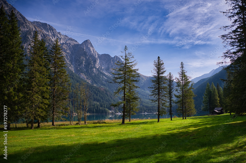 Blick auf die Landschaft und das Bergpanorama am Antholzer See in Südtirol Blick auf die Landschaft und das Bergpanorama am Antholzer See in Südtirol