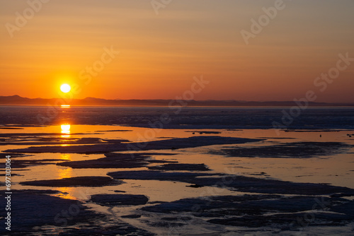 氷が浮かぶ春の湖の夕暮れ　サロマ湖
 photo