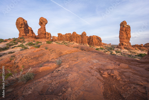 Obraz na płótnie hiking in the garden of eden in arches national park, utah, usa w salonie