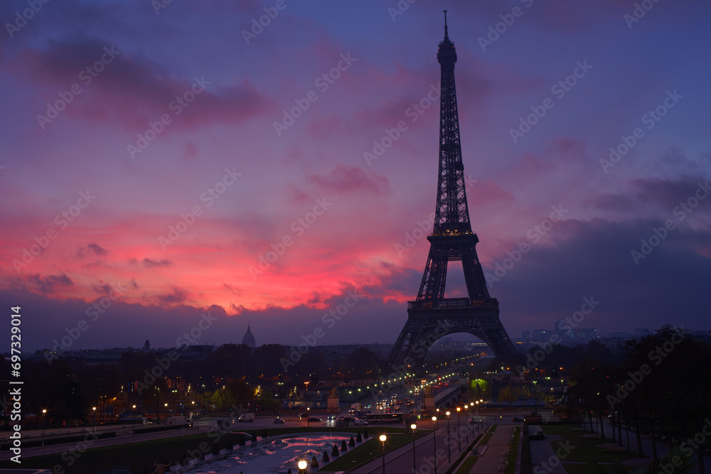 Eiffel tower sunrise in 7th arrondissement of Paris city - obrazy, fototapety, plakaty 