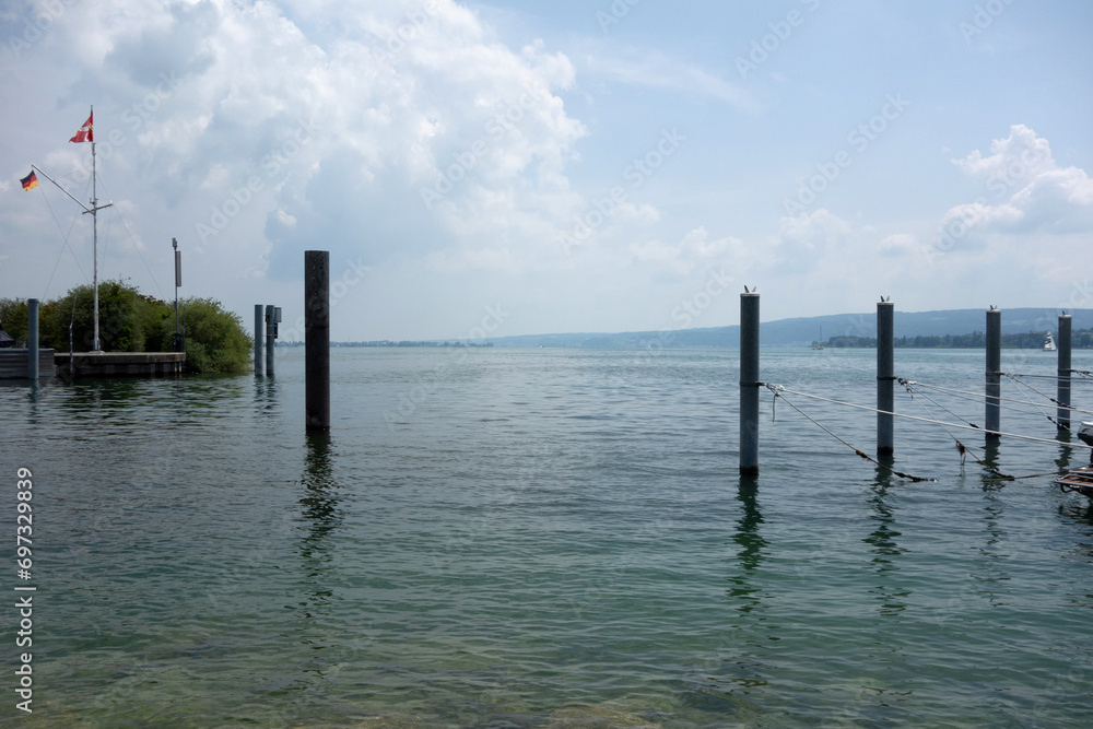 Idyllische Bodensee Landschaft am Ufer mit Pfählen