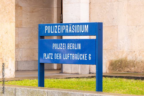 Schild am Eingang des Berliner Polizeipräsidiums mit Aufschrift Polizeipräsidium, Polizei Berlin, Platz der Luftbrücke 6 photo