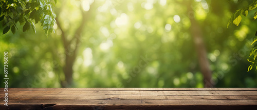tabla o parte superior de mesa de madera vacía a modo de expositor sobre fondo desenfocado bosque verde., con espacio vacio publicitario para mostrar productos. Concepto ecologia, dia de la tierra
