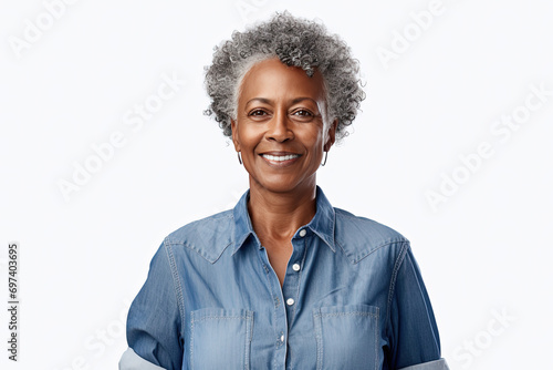 mujer senior afroamericana posando con ropa vaquera sobre fondo blanco photo