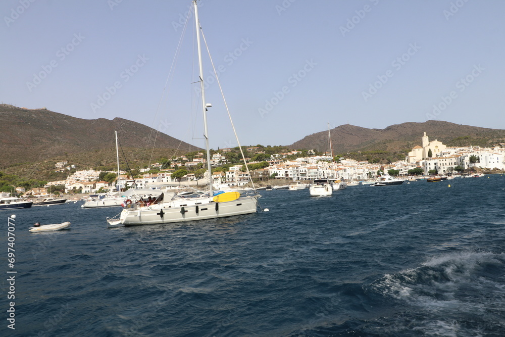 Cadaqués des del mar, en la Costa Brava