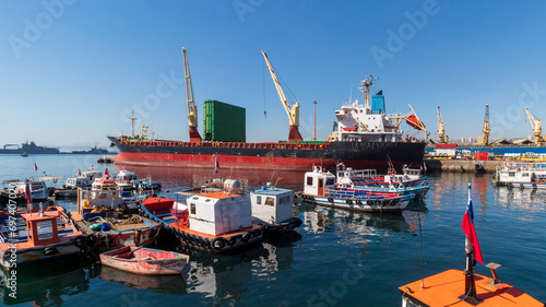 linda paisagem de   grus, containers   barco,  navio no porto de  Vina del Mar, Valparaiso, Chile photo