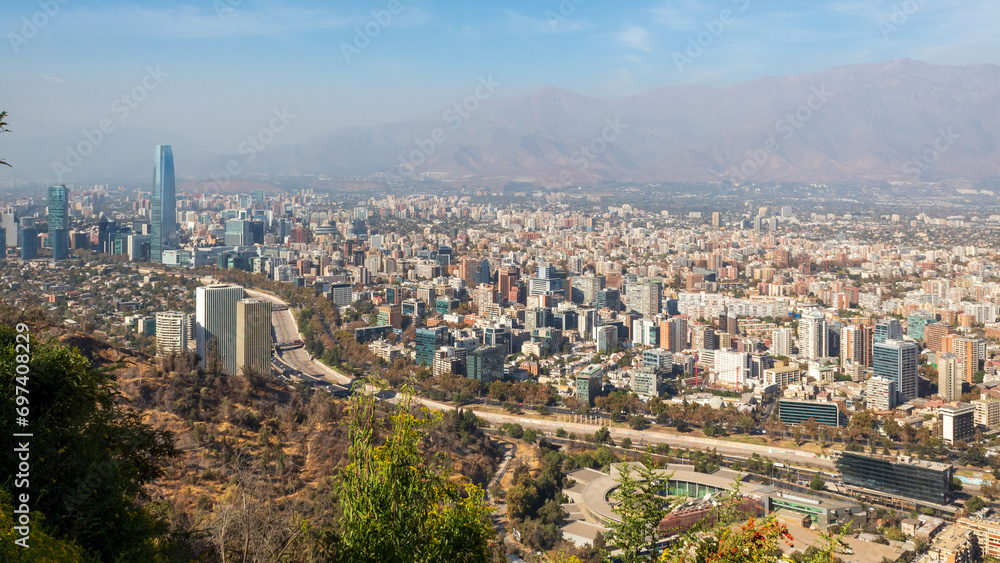 vista aérea dos prédios da área econômica de Santiago do Chile e o rio Mapocho