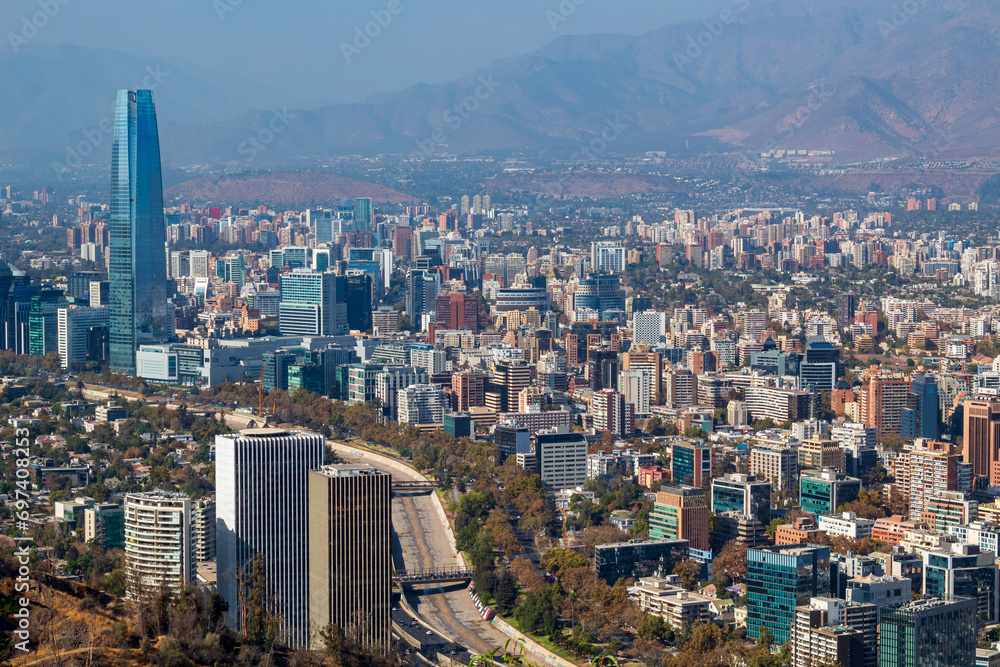vista aérea dos prédios da área econômica de Santiago do Chile e o rio