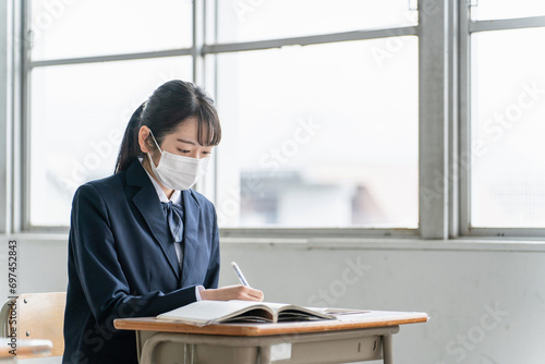 学校の教室でマスクをしている高校生・中学生・女子高生
 photo