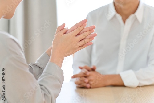 Bild auf Leinwand 深刻な話をするアジア人夫婦