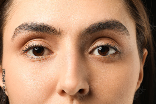Young woman with brown eyes...