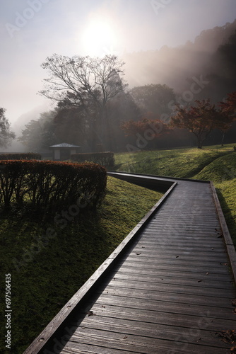 霧のかかる遊歩道 © 博一 玉田