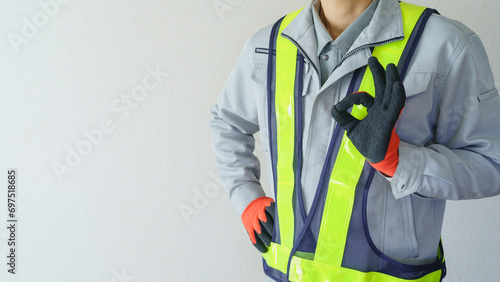 OKポーズをする作業服の男性｜建設業・警備員・ガードマン イメージ