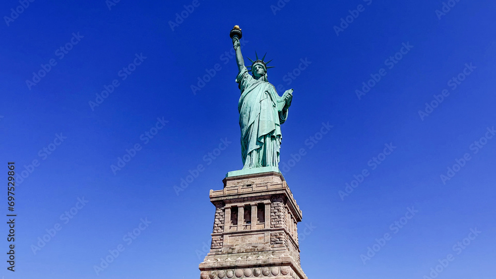 Obraz premium The Lady of New York (USA) is the famous Statue of Liberty of the Big Apple and Manhattan, known throughout the world.